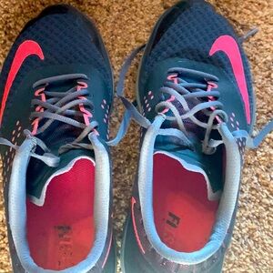 Preloved women’s Nike tennis shoes